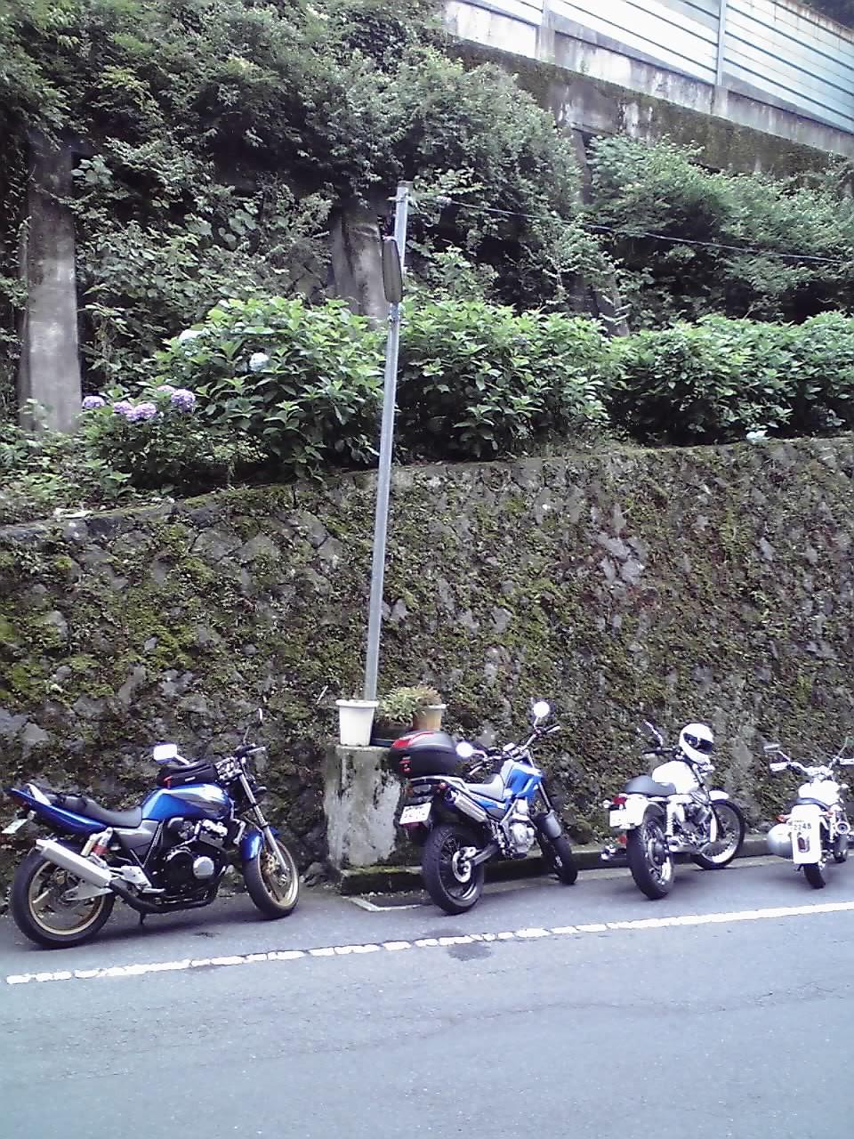 店の向かいは新道.jpg