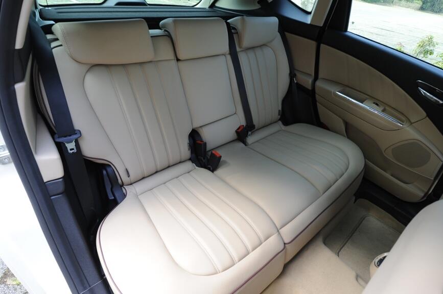 Delta844rearseat.jpg