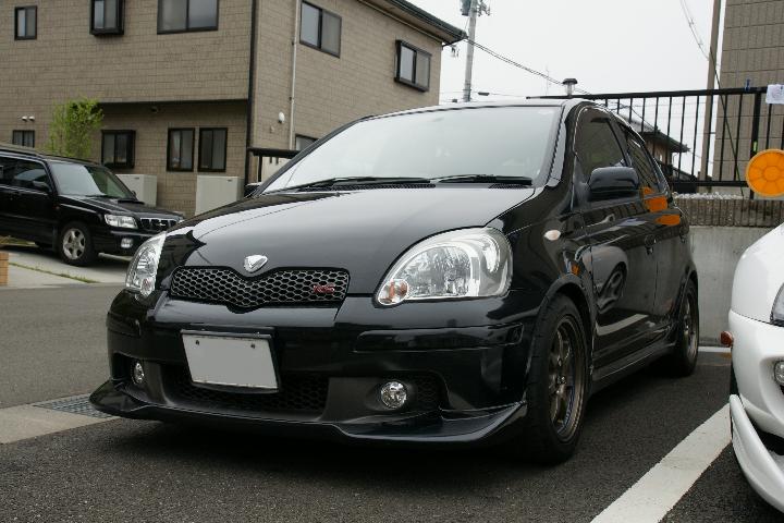 黒ヴィッツ
