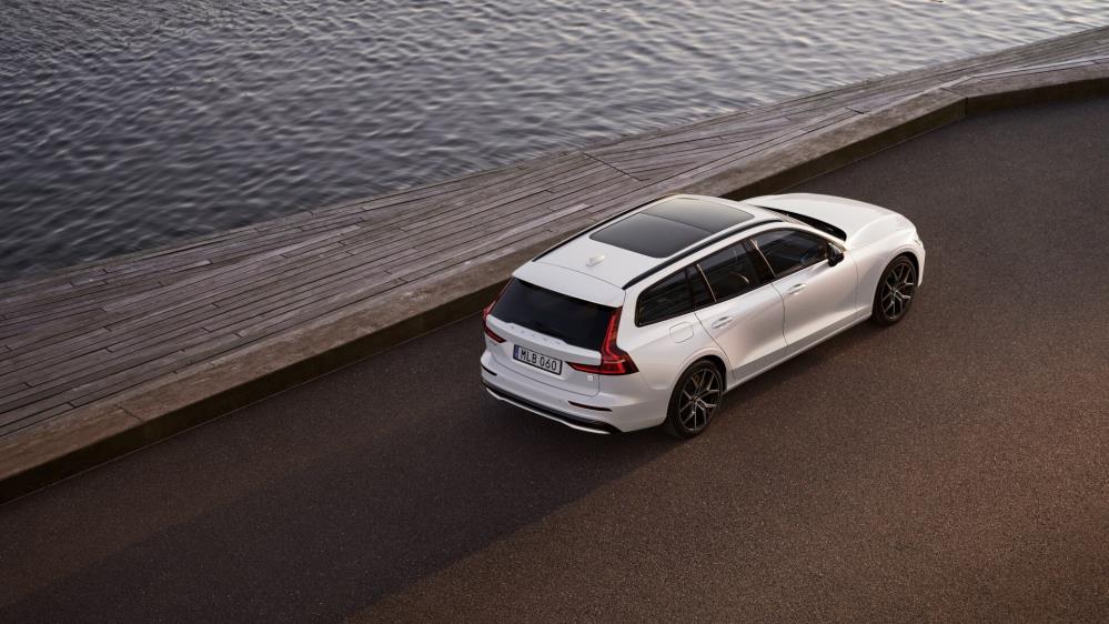 3.-V60-Recharge-Polestar-Engineered-_Exterior-Rear.jpg