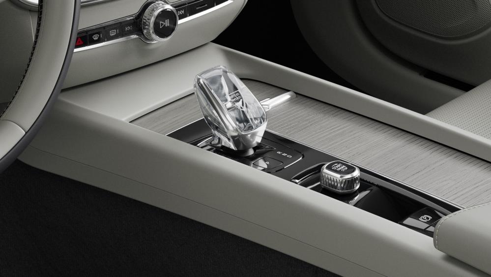 9.-V60-Ultimate-B4-Dark-Edtion_Orrefors-Shift-knob.jpg