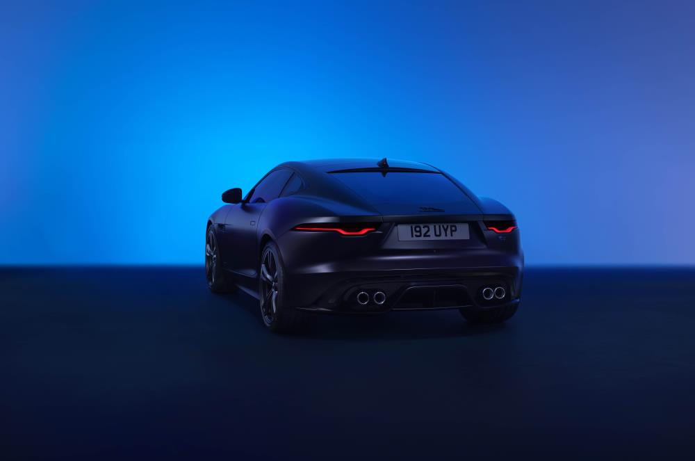 004_Jag_F-TYPE_24MY_Coupe_Exterior_Rear_3Qr_026_PR_DX_111022.jpg