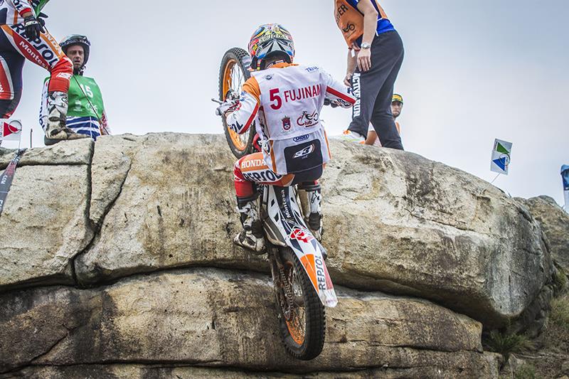 TeamHRC15_RepsolHondaTeam_r9_Fujinami_8906_ps.jpg